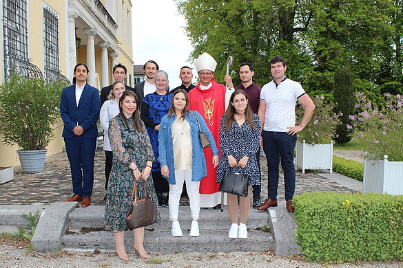 Bischof Felix mit den elf Firmandinnen und Firmanden, Foto: Nicole Jörg 