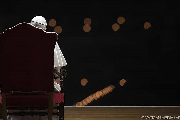 Papsts Franziskus an Karfreitag, 10. April 2020 allein im St. Petersdom