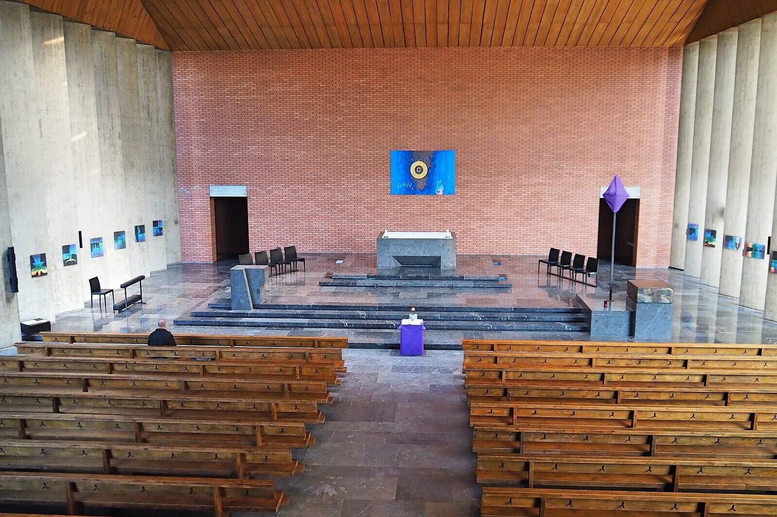 Einzelner Besucher in der Katholischen Kirche St. Antonius Bümpliz
