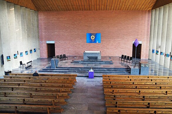 Einzelner Besucher in der Katholischen Kirche St. Antonius Bümpliz