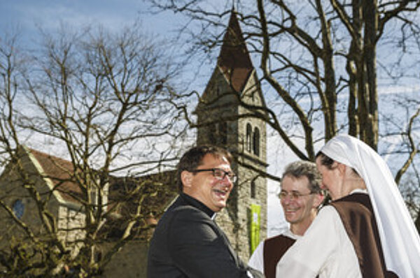 Bischof Felix mit Ordensleuten