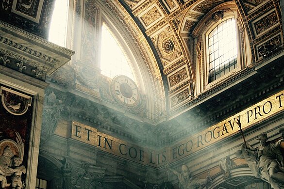 Schriftzug im St. Petersdom, Rom: "und in den Himmeln bat ich darum". Foto: Chad Greiter auf Unsplash