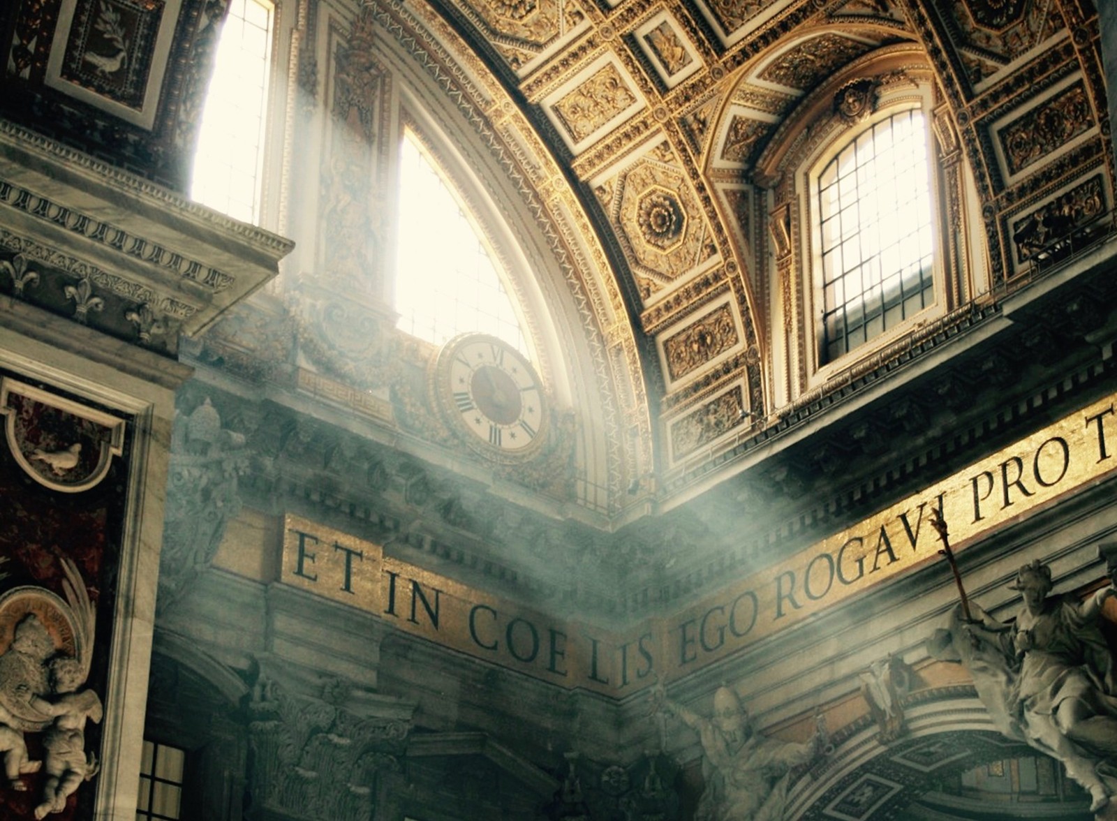 Schriftzug im St. Petersdom, Rom: "und in den Himmeln bat ich darum". Foto: Chad Greiter auf Unsplash